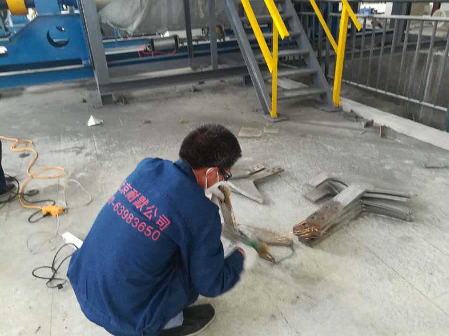 耐默科技房工正在修復混料槳葉片 耐默科技房工正在修復混料槳葉片